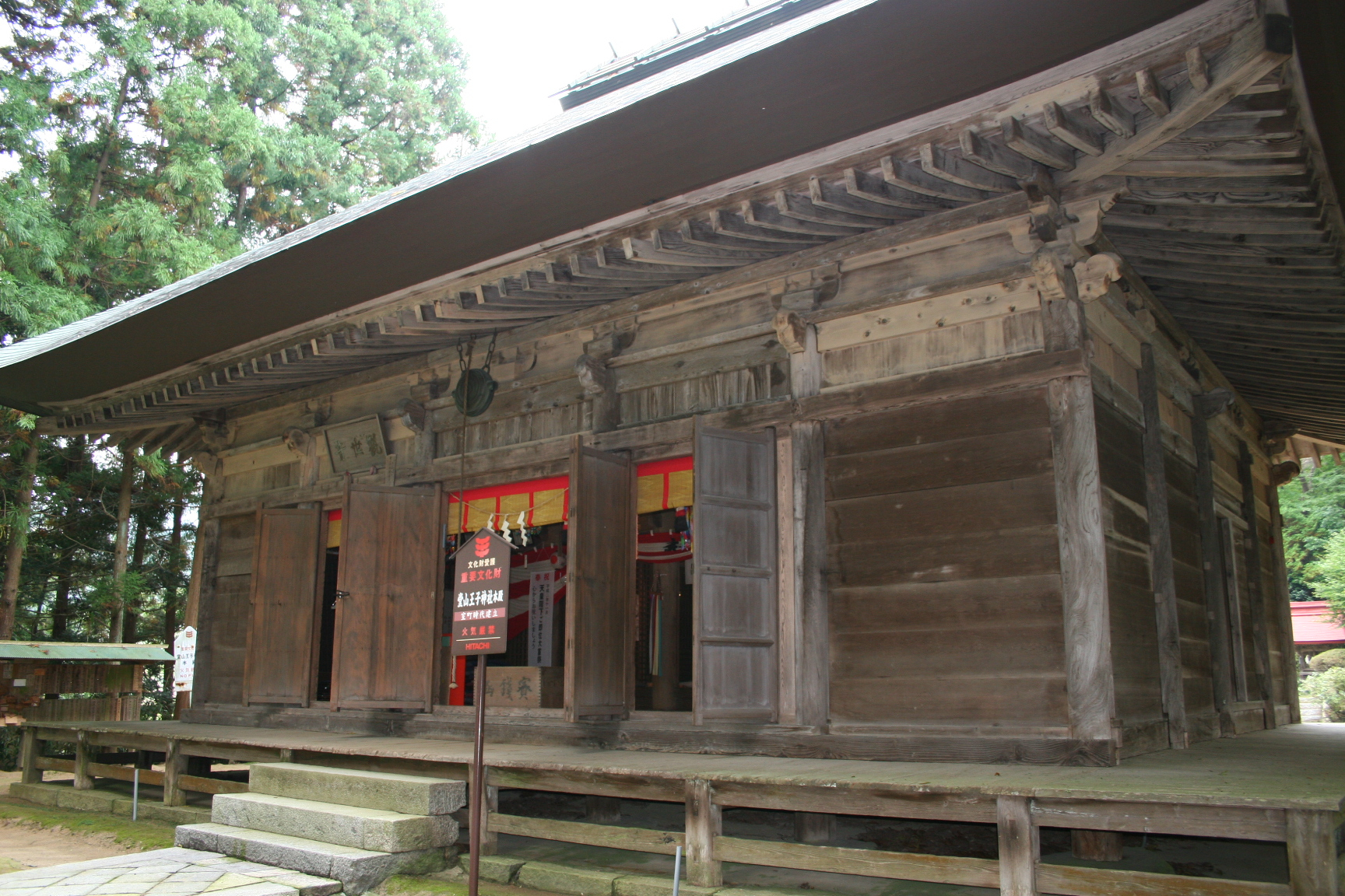 写真1　国指定重要文化財堂山王子神社本殿